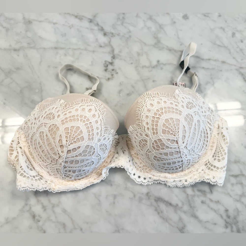 Victoria’s Secret Elegant Lace Trim Bra in Cream & white NWT